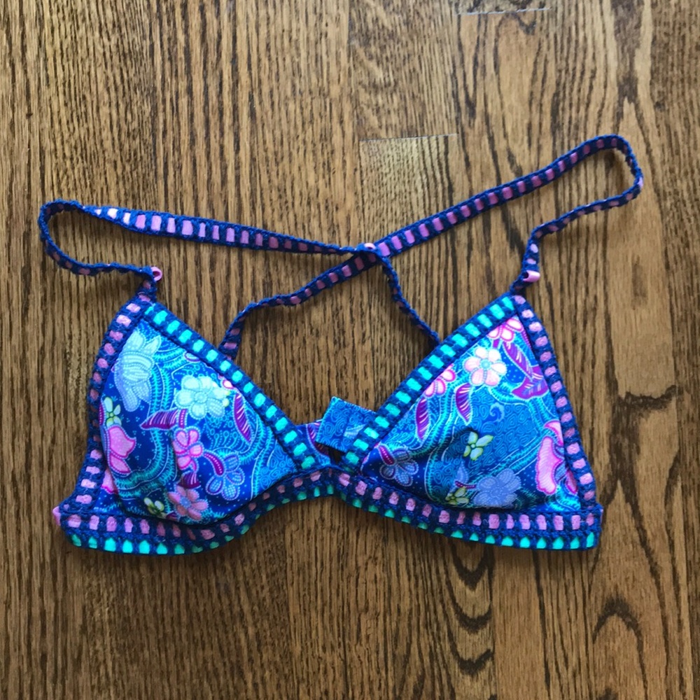 Patterned bikini top